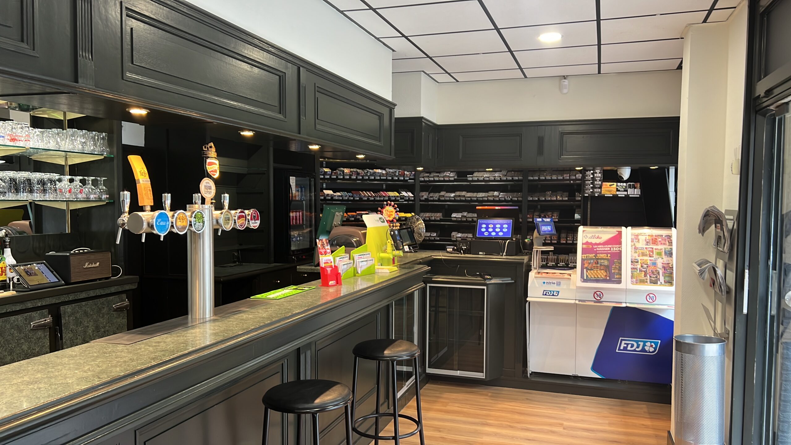 Intérieur moderne du bar Le Rallye avec tireuses à bière et espace tabac