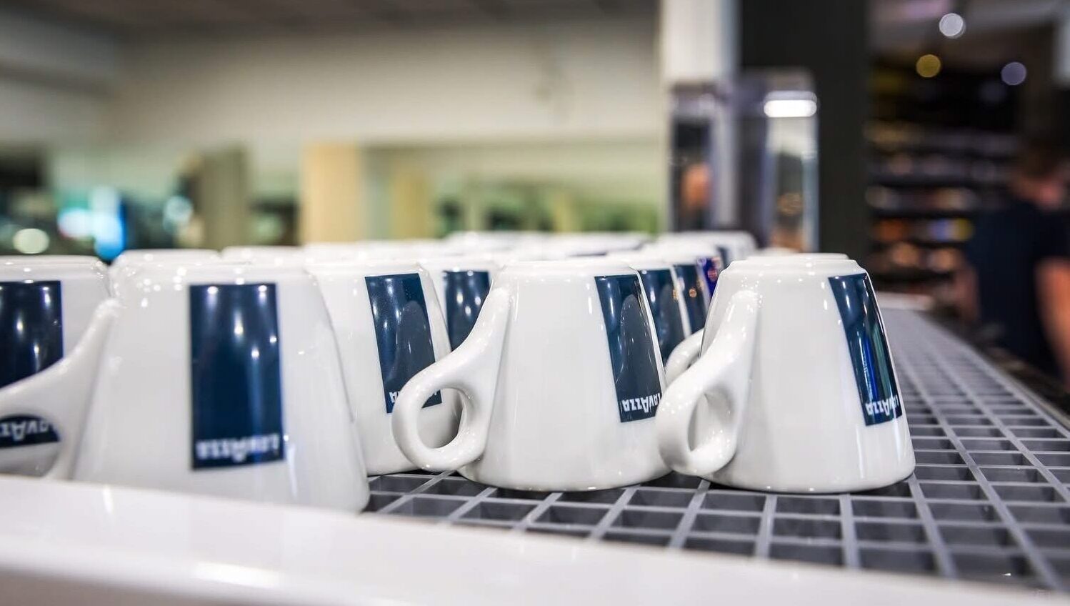 Tasses à café blanches alignées sur le comptoir du bar Le Rallye