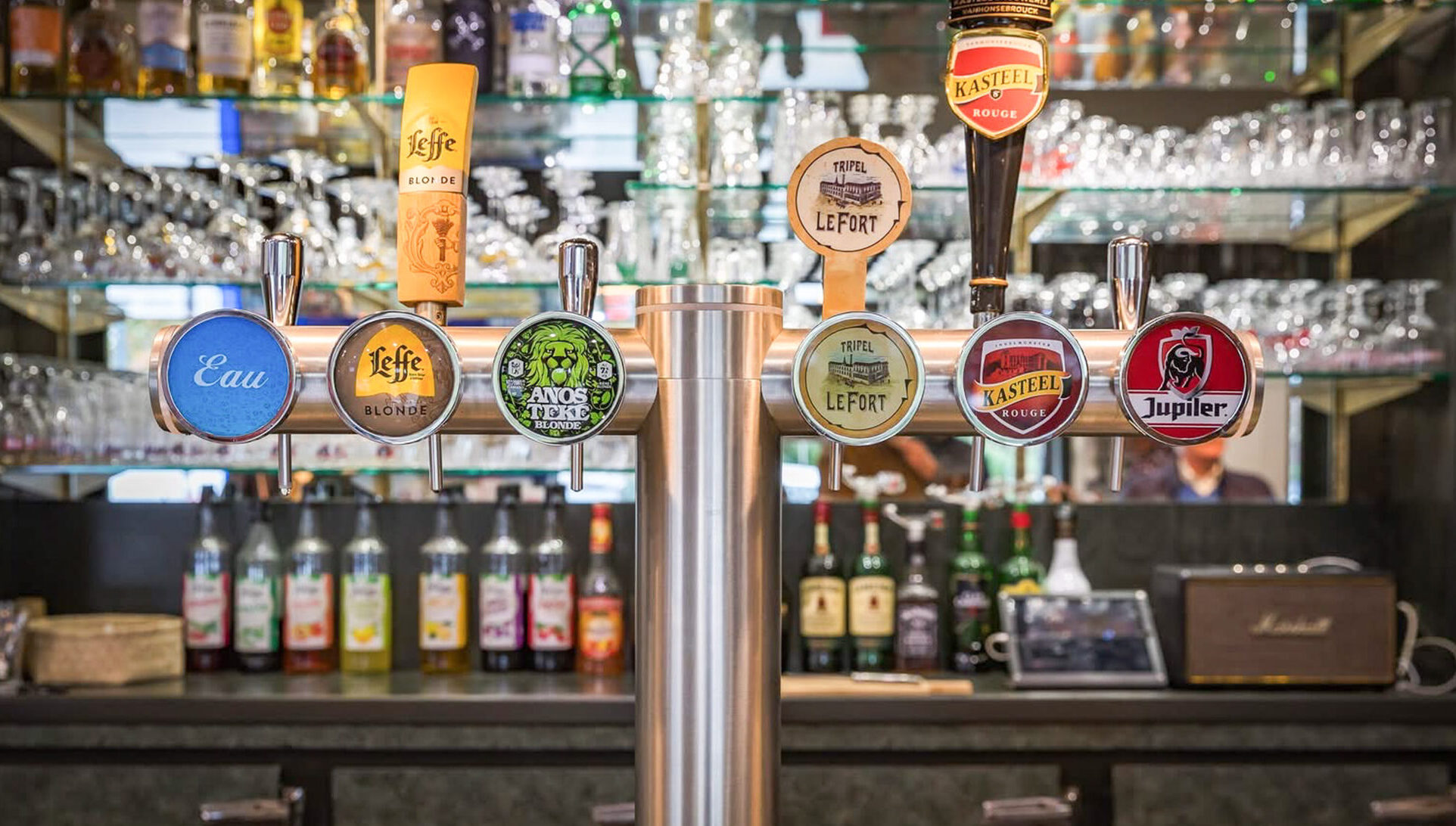 Tireuses à bière belges dans un bar - Leffe, Kasteel, Jupiler, Lefort