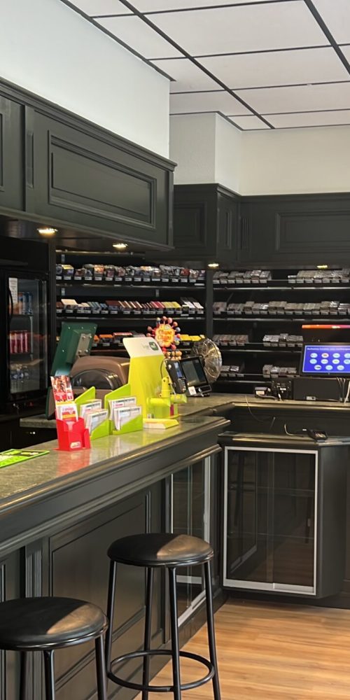 Intérieur moderne du bar Le Rallye avec tireuses à bière et espace tabac