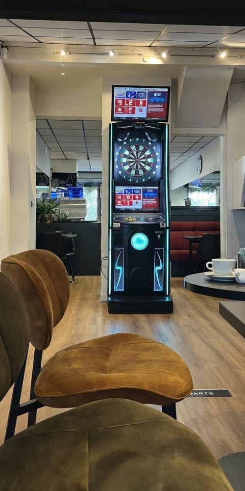 Espace lounge avec jeu de fléchettes électronique au Rallye